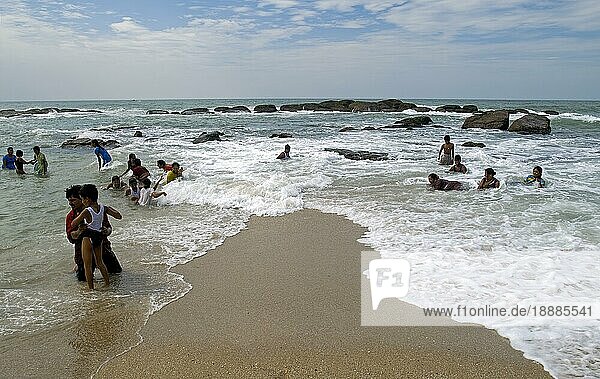 Touristen beim Baden am Treffpunkt der drei Meere Golf von Bengalen  Arabisches Meer und Indischer Ozean in Kanyakumari  Tamil Nadu  Südindien  Indien  Asien