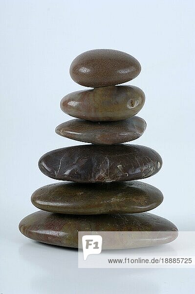 Gestapelte Steine  ZEN  ausgeglichen  Ausgeglichenheit  Gleichgewicht  Balance  Stapel  Freisteller  Objekt