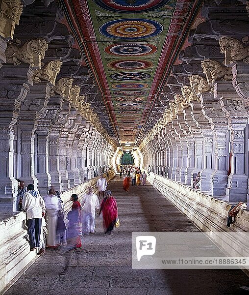 Längster Tempelkorridor  Ramanathaswamy Tempel in Rameswaram  Tamil Nadu  Indien  Asien