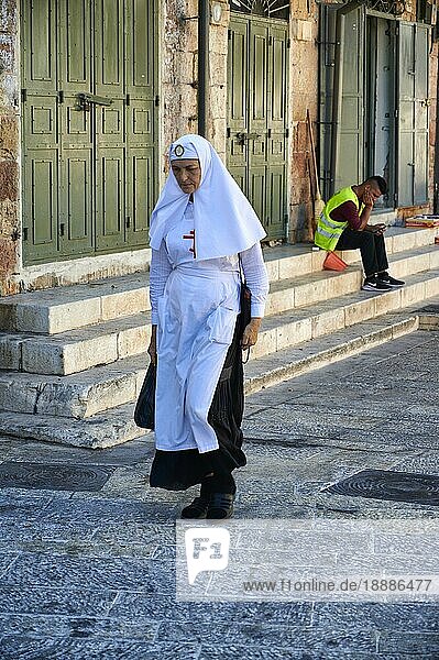 Jerusalem Israel. Eine Nonne in den Straßen der alten Stadt