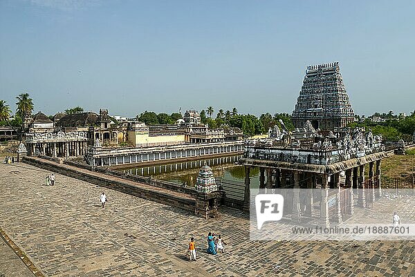 Sivaganga Tank mit Mandapa und Nord Gopuram Turm im Thillai Nataraja Tempel  Chidambaram  Tamil Nadu  Südindien  Indien  Asien
