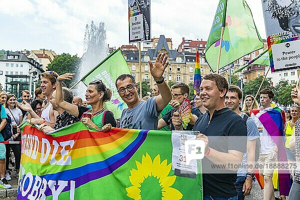 Cem Özdemir (Bündnis 90 Die Grünen)  Christopher Street Day CSD  rund 7000 Parade-Teilnehmer demonstrieren unter dem Motto Mut zur Freiheit für Gleichberechtigung und Toleranz  Stuttgart  Baden-Württemberg  Deutschland  Europa