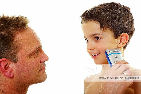 Vater und Sohn üben rasieren  sich rasieren  Rasierer  Trockenrasierer  seitlich