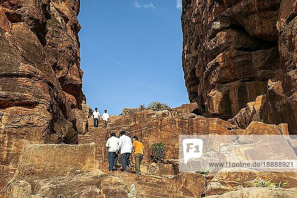 Touristen in Badami  Karnataka  Südindien  Indien  Asien
