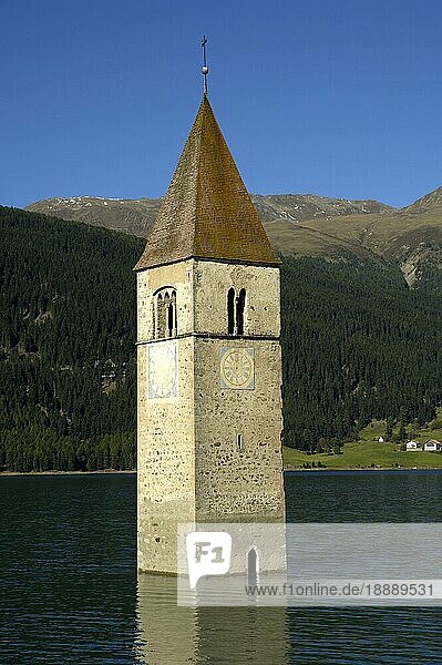 Kirchturm  Stausee  alte Pfarrkirche  ehemaliger Ort Graun  Reschensee  Vinschgau  Südtirol  Italien  Europa