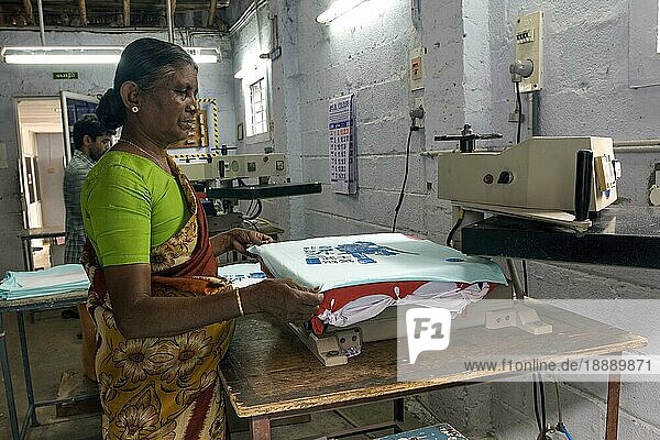 Manuelle Fixierung nach dem Druck in einer Bekleidungsindustrie  Tiruppur Tirupur  Tamil Nadu  Südindien  Indien  Asien
