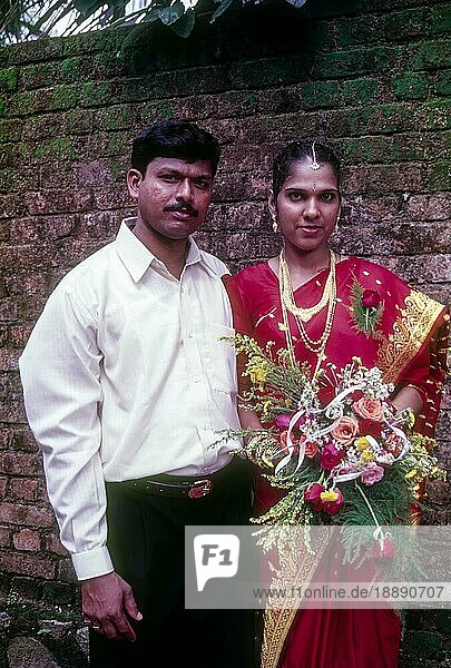 Ein frisch verheiratetes Paar in Kerala  Indien  Asien