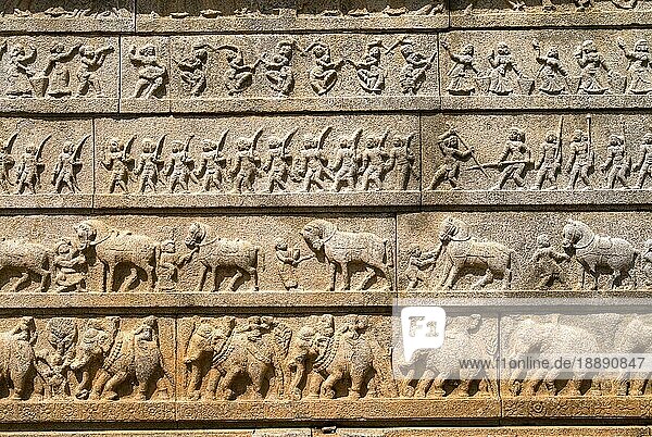 Die Außenmauer des Tempels Hazara Rama One thousand Ramas Ramachandra ist mit Schnitzereien von Elefanten und Pferden in Prozession  tanzenden Mädchen und martialischen Kämpfen in Hampi  Karnataka  Südindien  Indien verziert. UNESCO-Weltkulturerbe