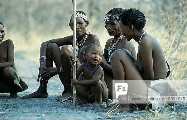 Bushman women and child talking  africa  San  Buschmänner  Bushmen  Menschen  people  woman  Kinder  children  Kalahari  Namibia  Buschmann-Frauenund Kind unterhalten sich  Afrika