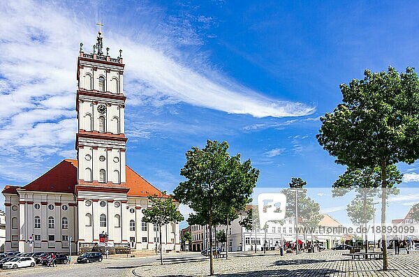 Belebte Szene vor der Stadtkirche auf dem historischen Marktplatz von Neustrelitz  Mecklenburg-Vorpommern  Deutschland  Europa  4. August 2016  Europa