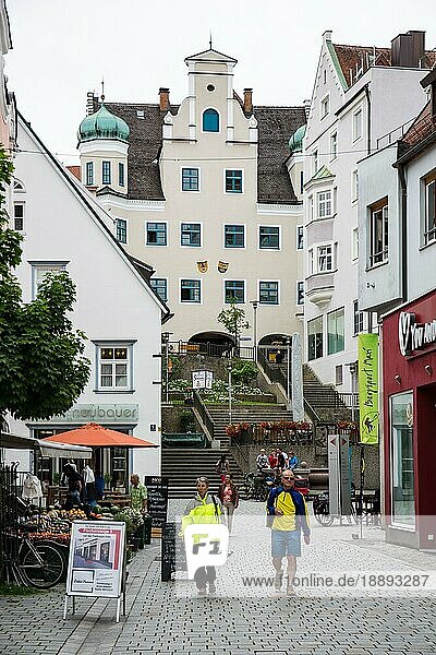 KEMPTEN  DEUTSCHLAND 9. JUNI: Menschen in der Fußgängerzone von Keptem  Deutschland  am 9. Juni 2017. Kempten ist eine der ältesten Städte in Deutschland  Europa