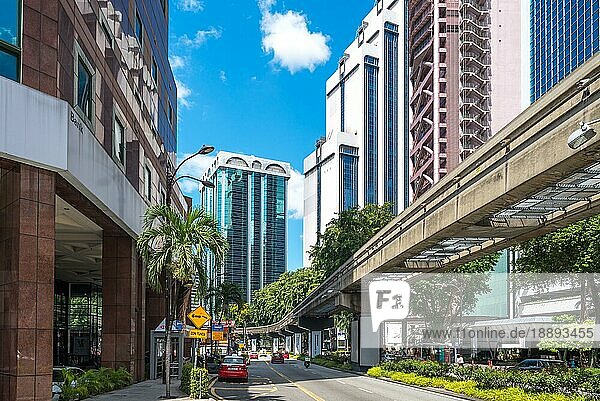 Straßenbild im Bukit Bintang Viertel von Kuala Lumpur. Die Züge der KL Monorail Line verbinden mehrere Stationen in der Innenstadt