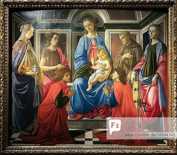 FLORENZ  TOSKANA/ITALIEN - 19. OKTOBER : Gemälde der Madonna mit Kind und Johannes dem Täufer in den Uffizien in Florenz am 19. Oktober 2019