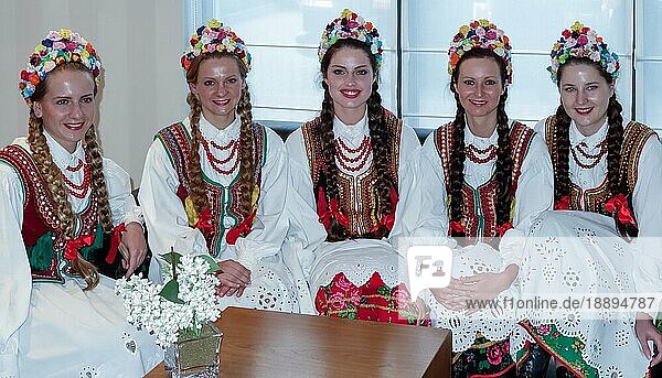 Gruppe junger Damen in polnischer Nationaltracht
