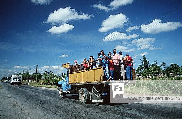 People on truck used as bus  Cuba  Menschen auf LKW als Bus genutzt  Kuba  Mittelamerika