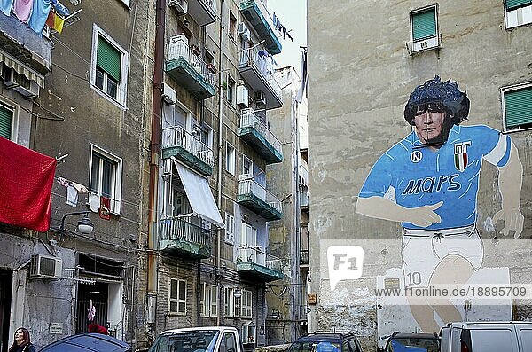 Neapel Kampanien Italien. Das Wandgemälde von Maradona  das anlässlich des zweiten Scudetto von Neapel im Jahr 1990 angefertigt wurde  befindet sich in den Quartieri Spagnoli und wurde 2016 dank der Beiträge der Bürger des Gebiets restauriert. Quartieri Sp