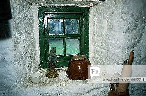 Fenster im alten Cottage  Ulster Folk and Transport Museum bei Belfast  County Down  Nordirland