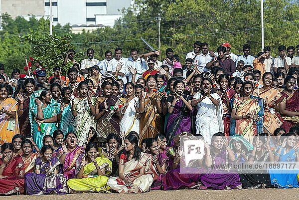 Eine Gruppe von Menschen versammelt sich während der Feierlichkeiten zum Unabhängigkeitstag in Chennai Madras  Tamil Nadu  Südindien  Indien  Asien