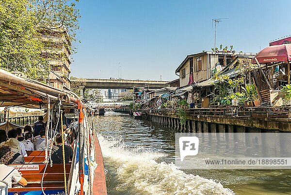 Wohngebiet an der Khlong Saen Saep im Herzen von Bangkok. Es gibt einen Bootsservice mit einem Wasserbus  der die westlichen Stadtteile Bangkoks vom Chao Phraya River bis nach Prachinburi verbindet