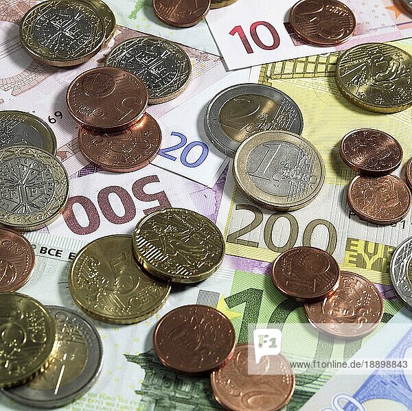 Euro-Münzen auf 10-  20-  100-  200- und 500-Euro-Banknoten
