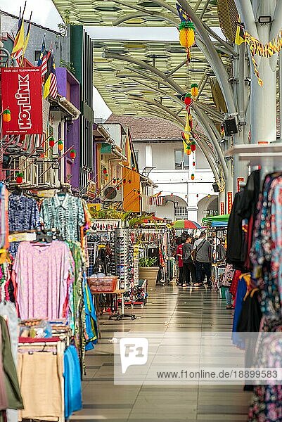 Die India Street ist gesäumt von Geschäften  die alle Arten von Waren  insbesondere Textilien  verkaufen. Sie ist eine schmale überdachte Passage im Chinatown der Stadt