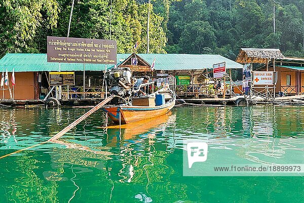 Einheimischer Führer auf einem Longtailboot für Abenteuertouren am Pier der Rangerstation Klong Pae in Thailand
