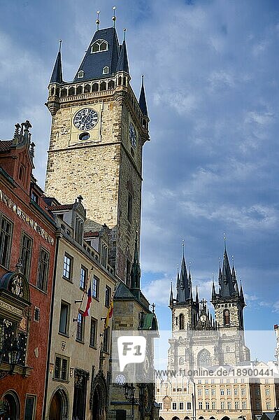 Prag  Tschechische Republik. Die gotische Kirche Unserer Lieben Frau vor Tyn auf dem Altstädter Ring und das Altstädter Rathaus