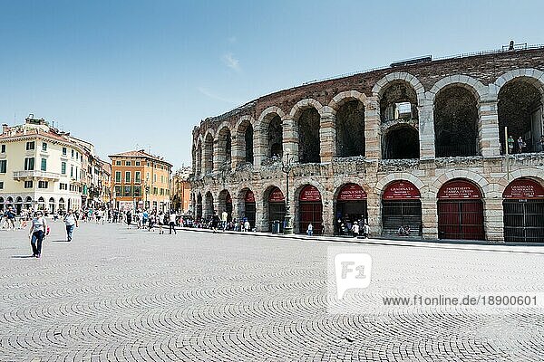 VERONA  ITALIEN 3. JUNI: Touristen in der Arena von Verona  Italien  am 3. Juni 2015. Das Amphitheater konnte in der Antike mehr als 30.000 Zuschauer fassen. Foto aufgenommen von der Piazza Bra  Europa