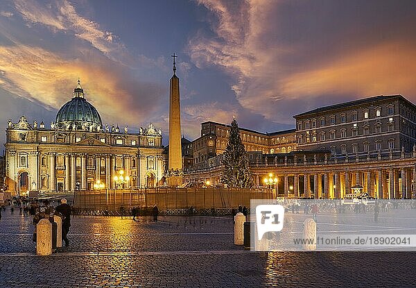 Die päpstliche Basilika Sankt Peter im Vatikan oder der Petersdom bei Sonnenuntergang. Rom Italien