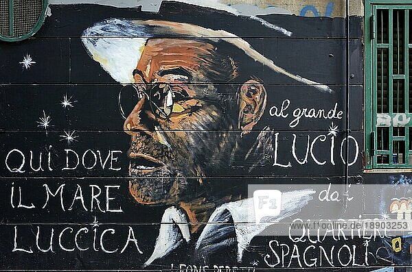 Neapel Kampanien Italien. Straßengraffiti mit der Darstellung des Sängers Lucio Dalla in Quartieri Spagnoli (Spanische Viertel)  einem Teil der Stadt Neapel in Italien. Es ist eine arme Gegend  die unter hoher Arbeitslosigkeit und dem starken Einfluß der Camorra leidet. Das Gebiet besteht aus