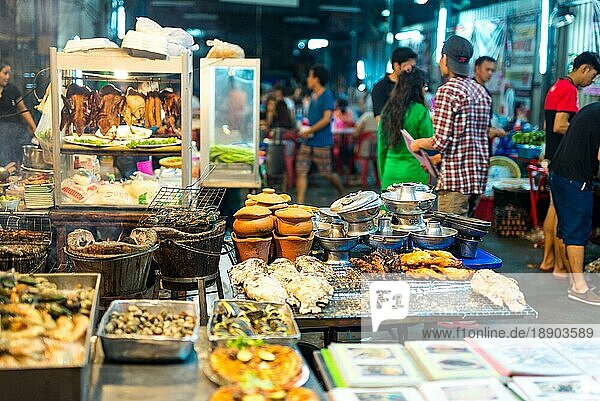 Einheimische  Touristen und Städter genießen alle Arten von frisch zubereiteten Speisen in den Straßen Bangkoks. Es ist der beste Ort für Street Food in der Welt