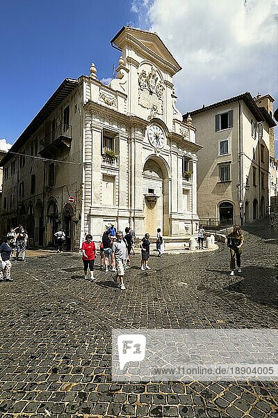 Spoleto Umbrien Italien. Piazza del Mercato. Springbrunnen mit Uhr