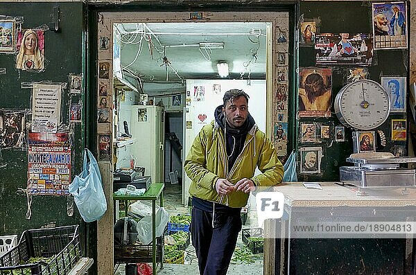 Neapel Kampanien Italien. Der Gemüsehändler in Quartieri Spagnoli (Spanische Viertel)  einem Teil der Stadt Neapel in Italien. Es ist eine arme Gegend  die unter hoher Arbeitslosigkeit und starkem Einfluß der Camorra leidet. Das Gebiet besteht aus einem Netz von etwa achtzehn