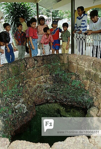 Kinder am Hang Tuah-Brunnen  Melaka  Malaysia  Malakka  Asien