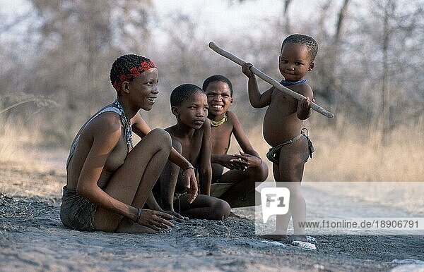 Buschmann-Frau mit Kindern  Kind spielt mit Stock  Kalahari  Namibia  Afrika