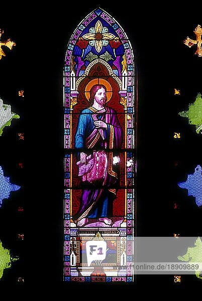 Glasmalerei in der Basilika des Heiligsten Herzens Jesu in Puducherry Pondicherry  Südindien  Indien  Asien. Römisch-katholisch  Asien