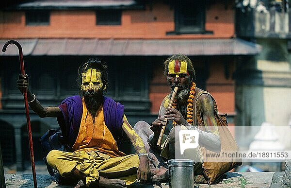 Sadhus mit bemalten Gesichtern  Pasupatinath-Tempel  Kathmandu  Nepal  Asien