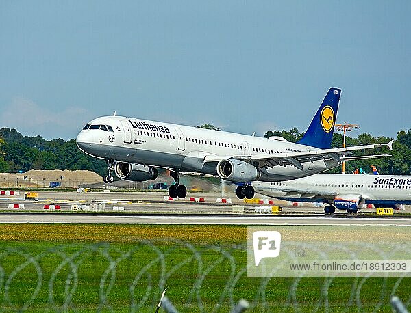 MÜNCHEN  DEUTSCHLAND 11. SEPTEMBER: Aribus Maschine von Lufthansa ariline bei der Landung auf dem Flughafen München  Deutschland am 11. September 2019. Foto aufgenommen von der Hallbergmoserstr