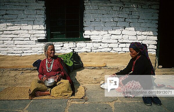 Farmer women  Baeuerinnen  Annapurna-Gebiet  woman  Baeuerin  Yumle  Annapurna region  Nepal  Asien