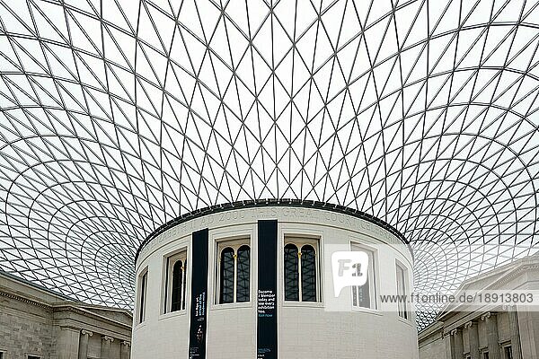 LONDON - 6. MÄRZ : Innenansicht des Great Court im British Museum in London am 6. März 2013