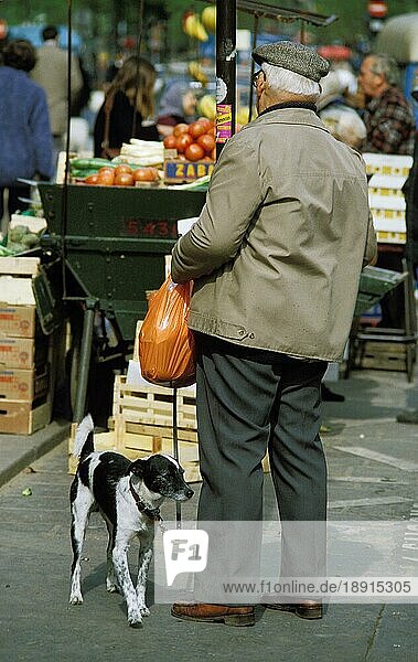 Senior Mann auf dem Markt mit seinem Hund
