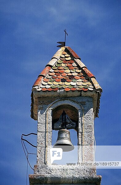 Glockenturm einer kleinen Kirche  Provence  Südfrankreich