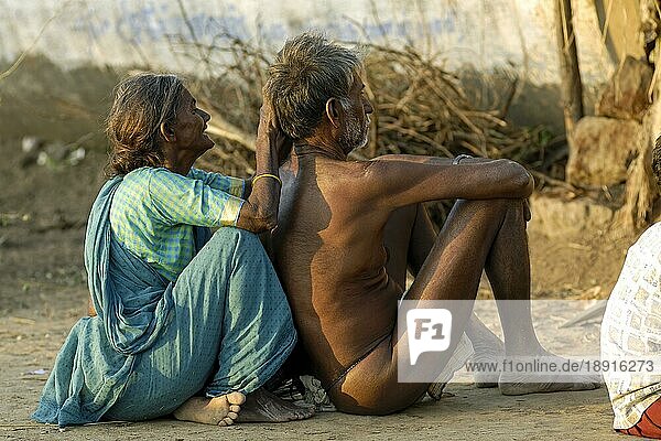 Eine alte Frau entfernt Läuse für die Haare ihres Mannes in der Nähe von Vadalur  Neyveli  Tamil Nadu  Südindien  Indien  Asien