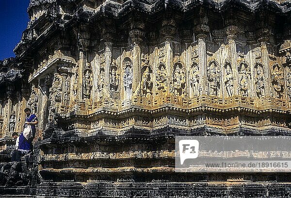 Vidyashankara-Tempel aus dem 14. Jahrhundert in Sringeri  Karnataka  Südindien  Indien. In den Nischen des Tempels befinden sich zahlreiche Skulpturen aus der Hindu-Mythologie