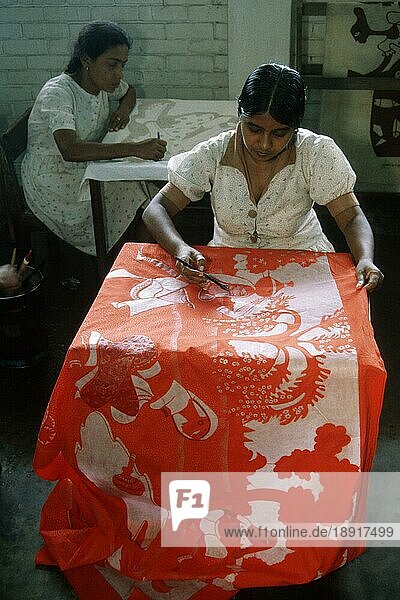 Frau bemalt Stoffe  Sri Lanka  Batik  Asien