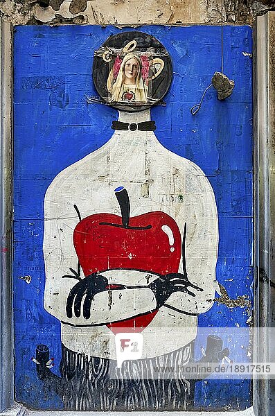 Neapel Kampanien Italien. Sakrale profane Straßengraffiti in Quartieri Spagnoli (Spanische Viertel)  einem Teil der Stadt Neapel in Italien. Es ist eine arme Gegend  die unter hoher Arbeitslosigkeit und dem starken Einfluß der Camorra leidet. Das Gebiet besteht aus einem Netz von
