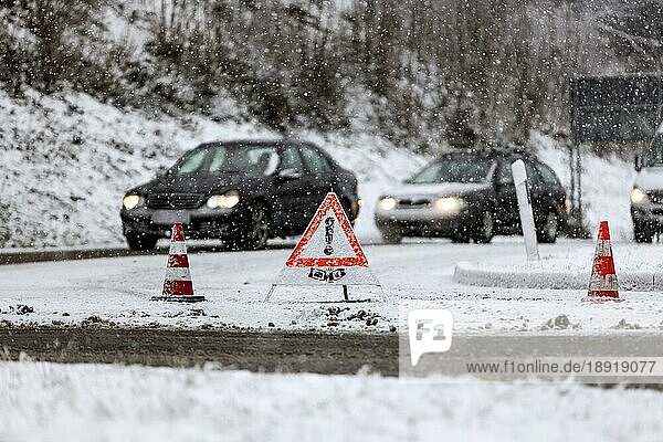 Winterliche Verkehrsbedingungen  Schnee liegt auf der Straße  Verkehrsschild Achtung Unfall  Symbolfoto  Metzingen  Baden-Württemberg  Deutschland  Europa