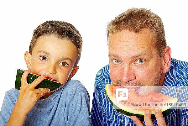 Vater und Sohn essen Wassermelone