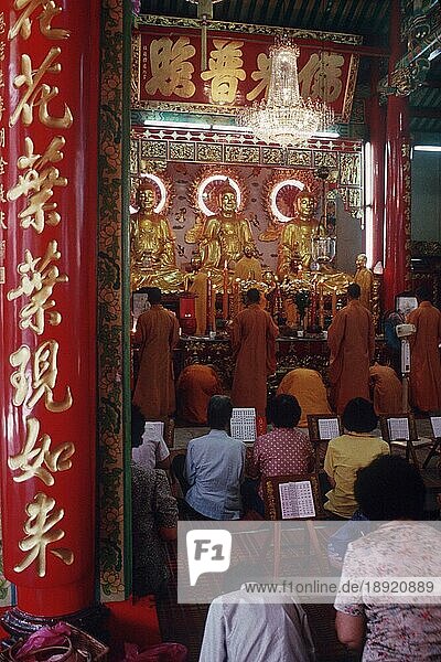 Betende Menschen in Tempel  Chinatown  Bangkok  Thailand  Asien
