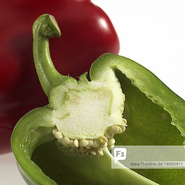Süße grüne und süße rote Paprika (Capsicum) annuum  Gemüse gegen weißen Hintergrund